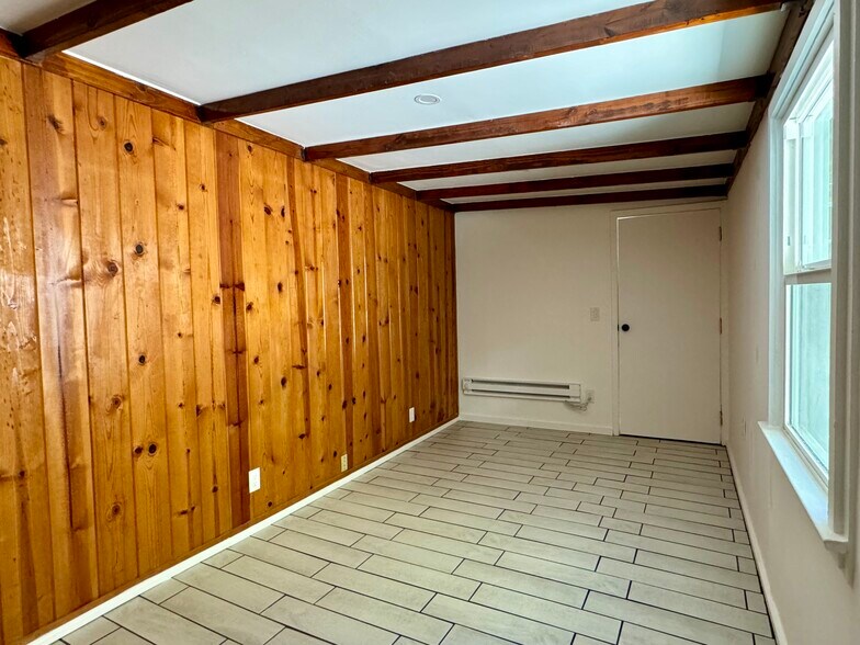 Building Photo - 1619 Oak Dr