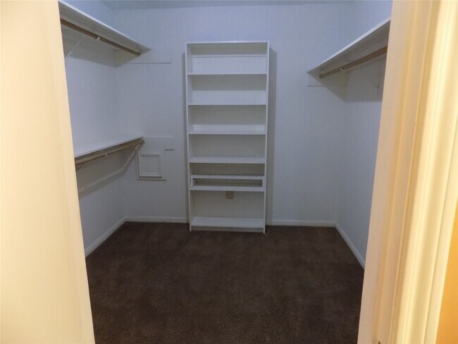 Building Photo - 22623 River Birch Dr