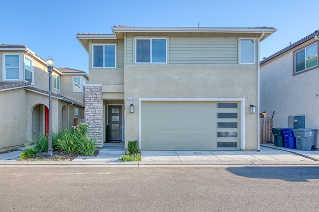 Building Photo - Stunning Clovis Home!