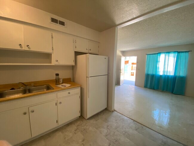 Building Photo - 325 S Spring St