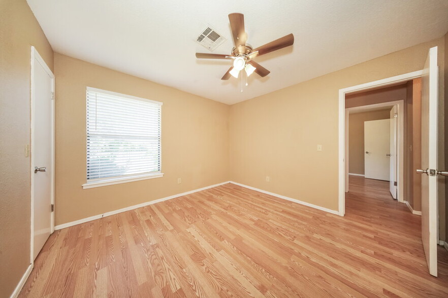 Building Photo - 9705 Oaktree Terrace