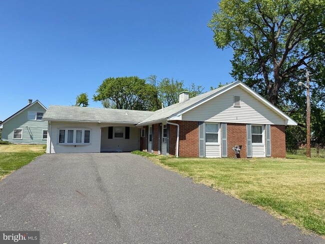 Building Photo - 1 Pinetree Ln