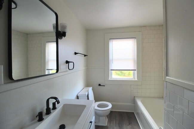 Building Photo - 805 S High St