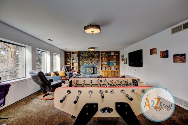 Building Photo - Executive Rental in North End Foothills