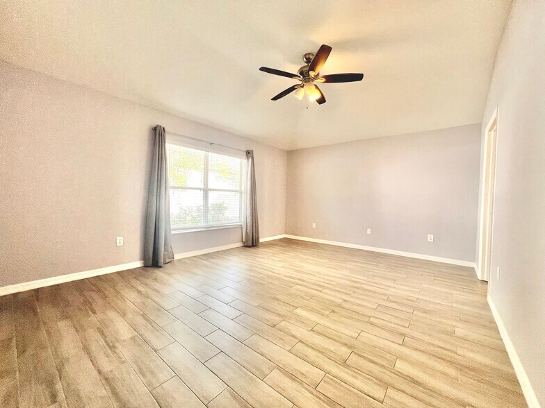 Building Photo - 1131 Zephyrhills Byp