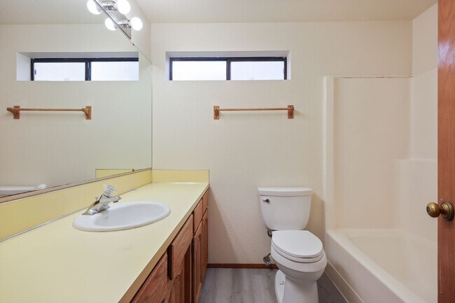 Building Photo - Move in ready, 3 bedroom rambler - Olympia School District