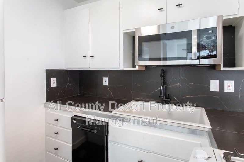 Building Photo - 46075 Ocotillo Dr