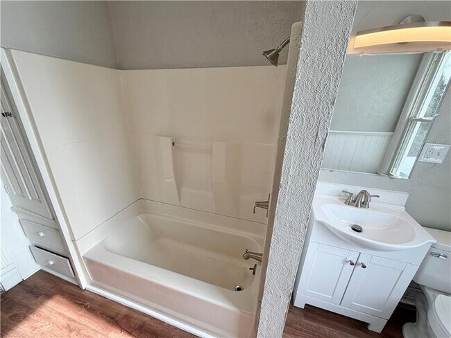 Building Photo - 306 E Wallace Ave