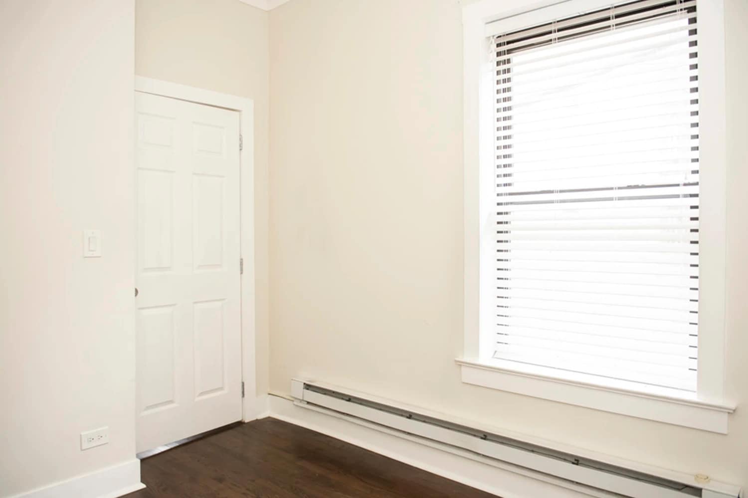 Building Photo - 917 W Waveland Ave