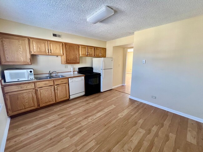 Building Photo - Evolve Real Estate: 2 Bedroom Condo in Den...