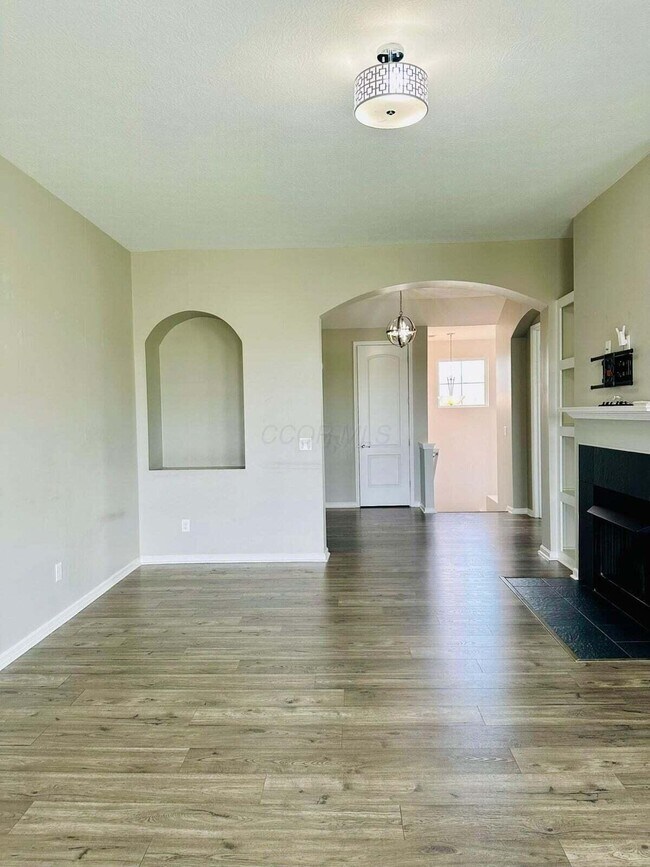 Building Photo - 3225 Rossmore Cir