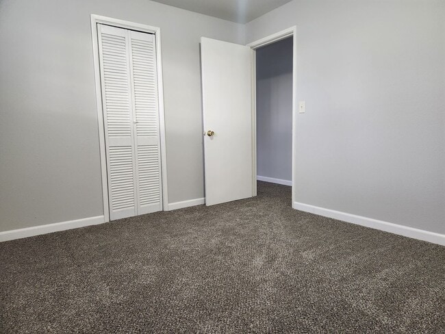 Building Photo - 2 Bedroom Duplex!!