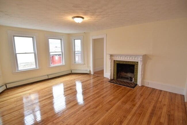 Building Photo - 20-24-24 Walnut St