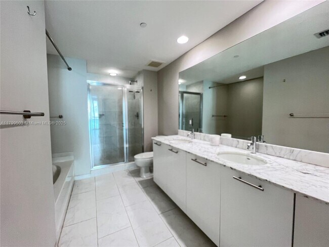 Building Photo - 950 Brickell Bay Dr