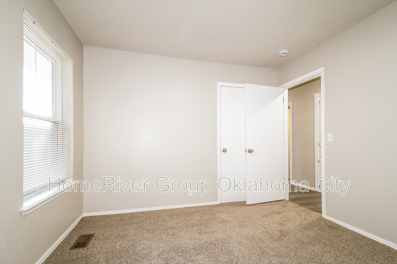 Building Photo - 1720 Ridgeway Dr
