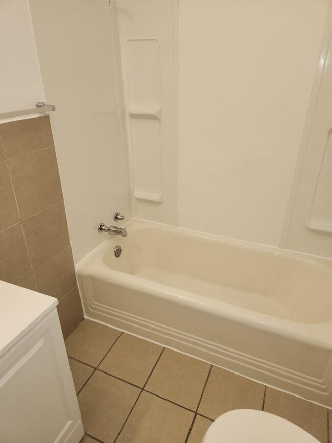 Building Photo - 1223 N Chautauqua Ave