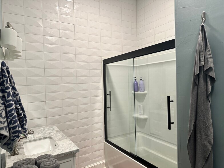 Bathroom - 1633 Main St