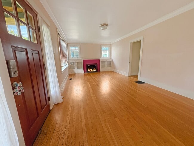 Building Photo - 4 bed 2 bath NE Portland home
