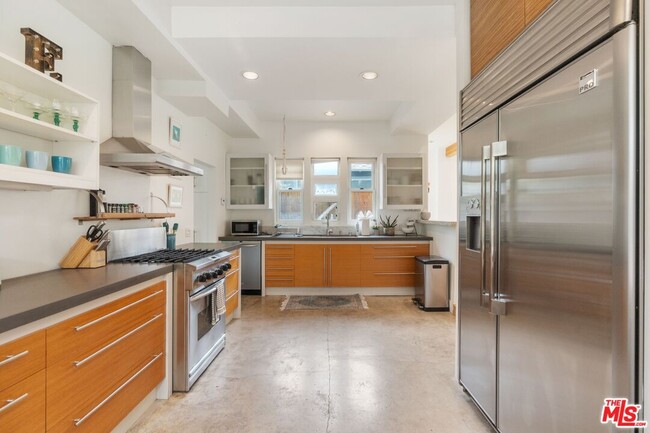 Building Photo - 678 Broadway St