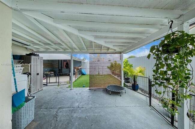 Building Photo - 30 NW 56th Ct
