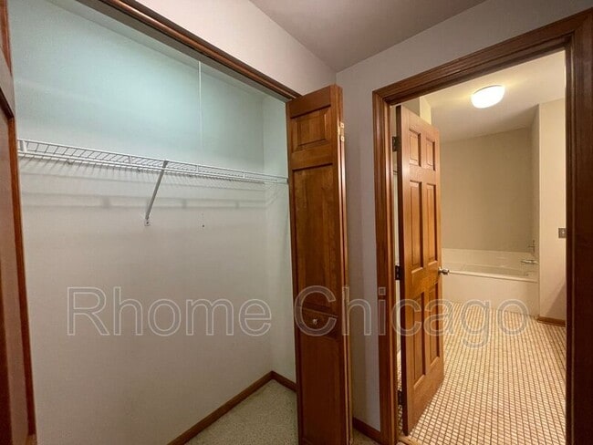 Building Photo - 519 W Parkside Dr