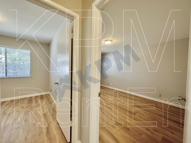 Building Photo - 5530 Fox Sparrow Ct