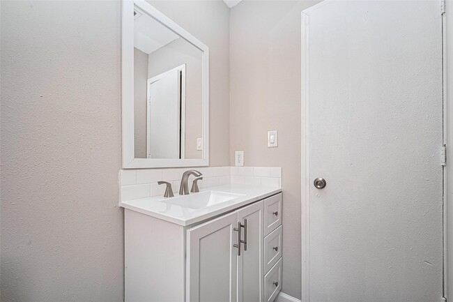 Building Photo - 2606 Lexington Woods Dr