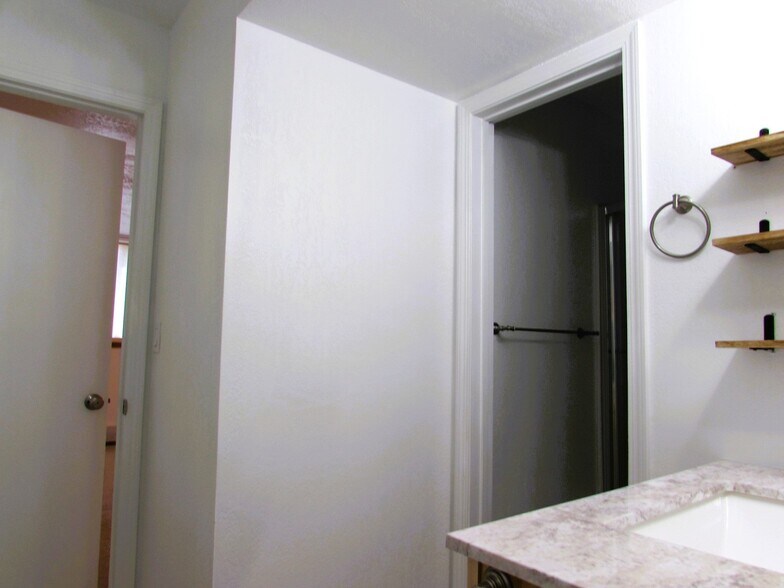 Building Photo - 3150 Lakeside Dr