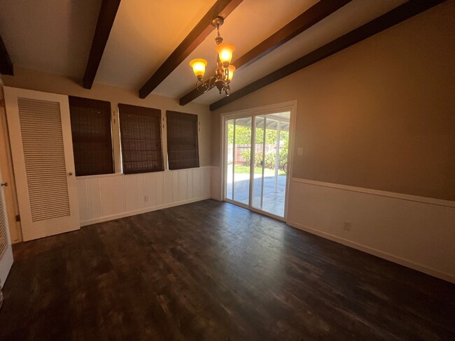 Building Photo - Gorgeous 4bed 2bath home now available in ...