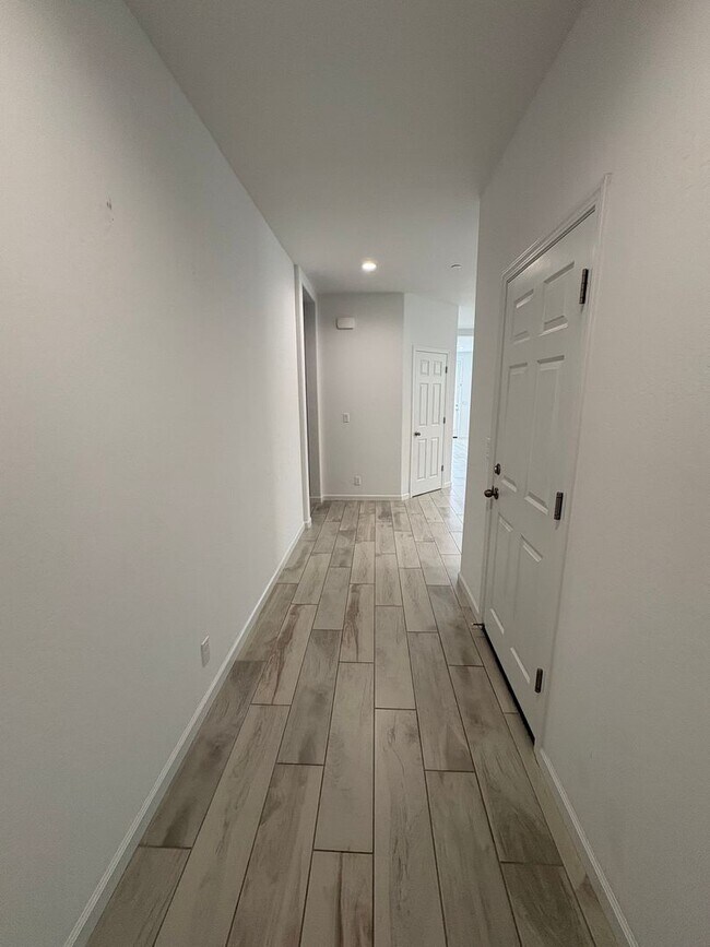 Building Photo - NW Visalia Home For Rent! Close to sports park & shopping centers!