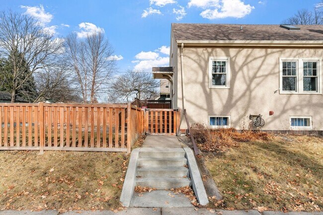 Building Photo - 2300 NE McKinley St