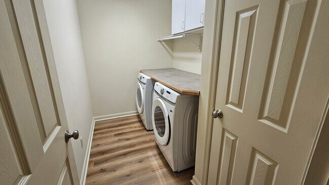 Building Photo - Bright & Spacious Home in Fredericksburg!