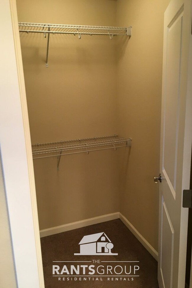 Building Photo - Spacious 4-Bedroom Craftsman Home in Lacey!