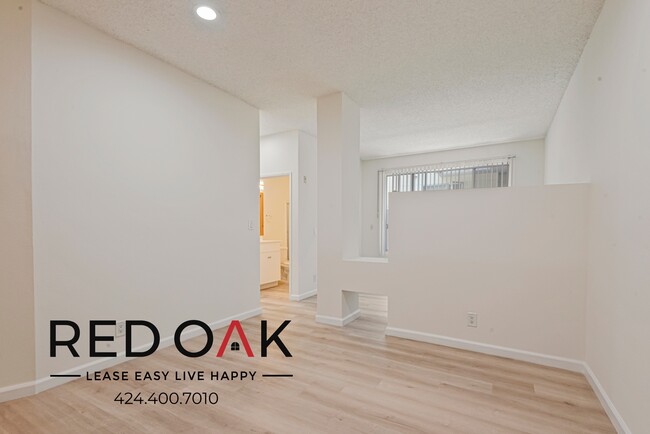 Building Photo - Incredible Junior One Bedroom with Contemp...