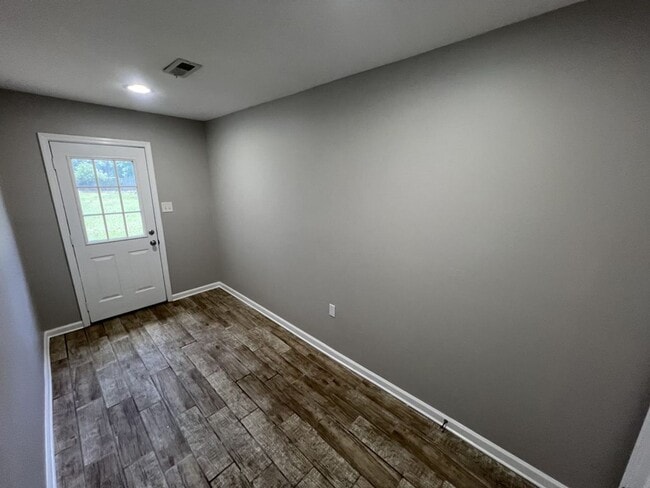 Building Photo - Charming 4-Bedroom Home with Large Backyar...