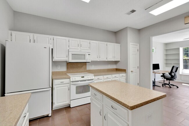 Building Photo - Charming Charleston National Home