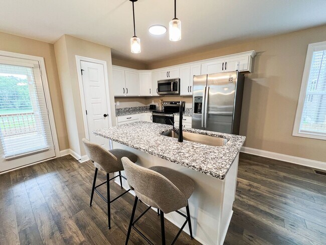 Building Photo - Move-In Specials Available! Beautiful Sing...