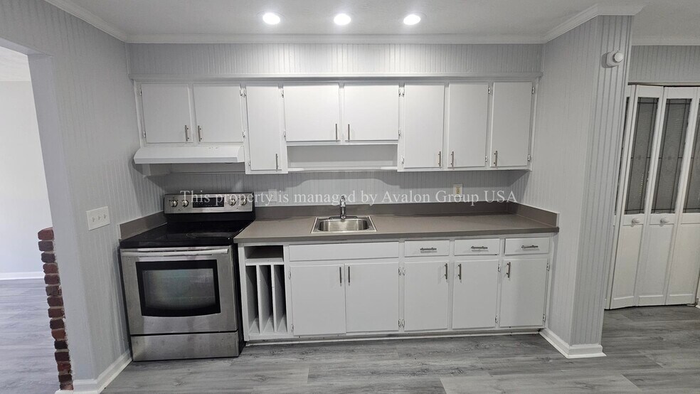 Building Photo - 6063 Longchamp Dr