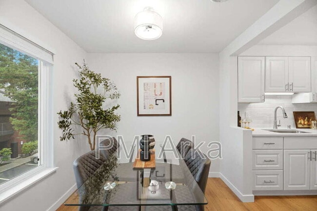 Building Photo - 12107 NE Bel Red Rd