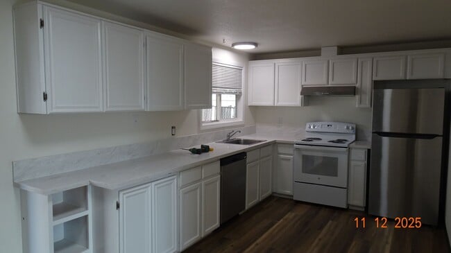 Building Photo - **AVAILABLE SOON** 3 Bedroom RANCH STYLE i...