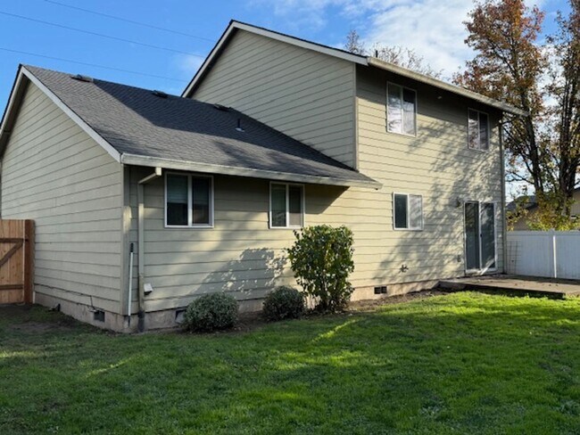 Building Photo - 3 Bedroom 2.5 Bath Newberg OR