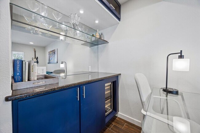 Building Photo - 1510 W 6th St