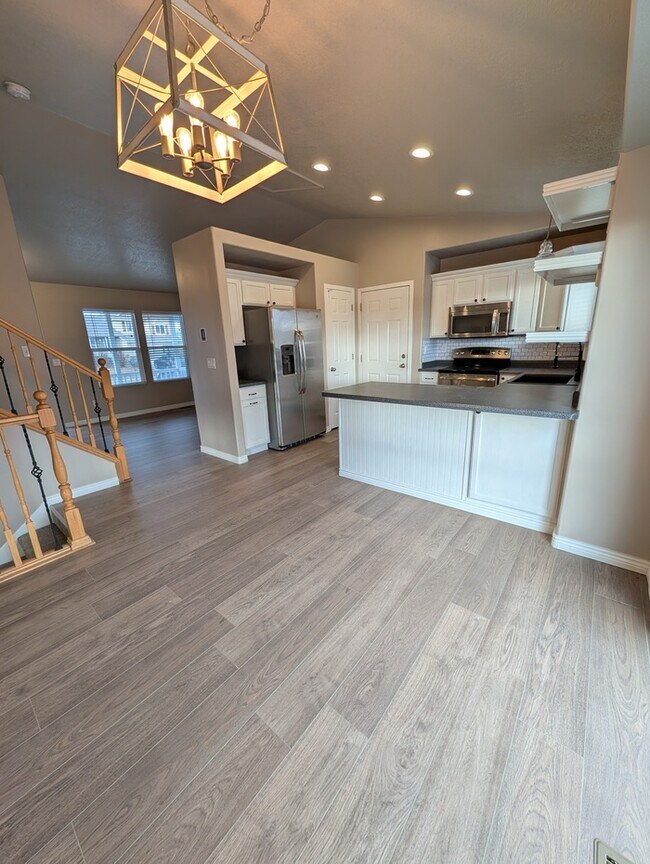 Building Photo - 5 Bedroom Home New Carpet and Paint