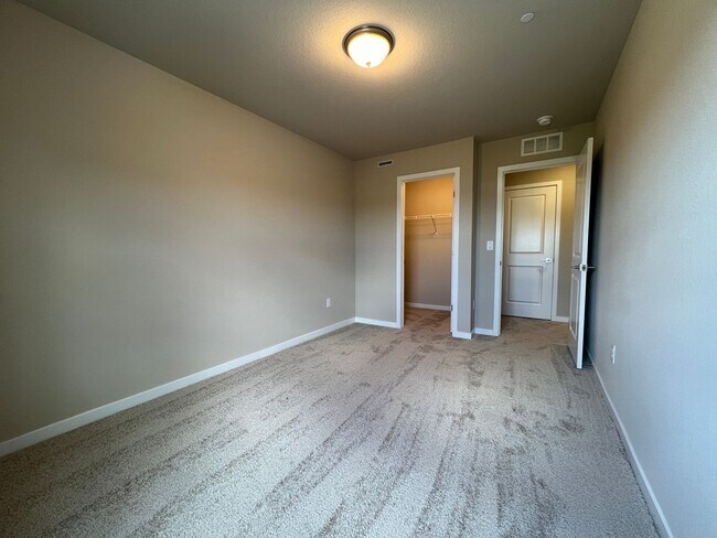 Building Photo - Spacious Recent Newbuild Townhome with Fine Finishes , 2-Car Attached Garage  ***Owner will Credi...