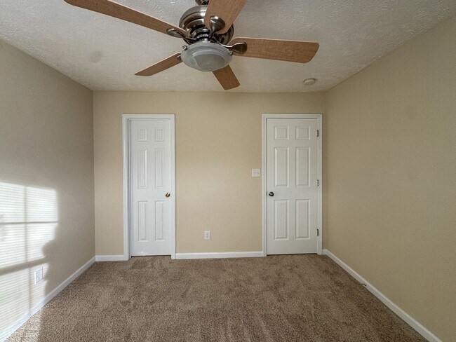 Building Photo - 3 Bed 2.5 Bath Townhome with New Flooring and Paint