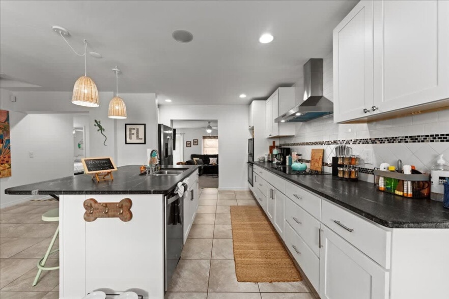 Building Photo - 1345 Bayshore Dr