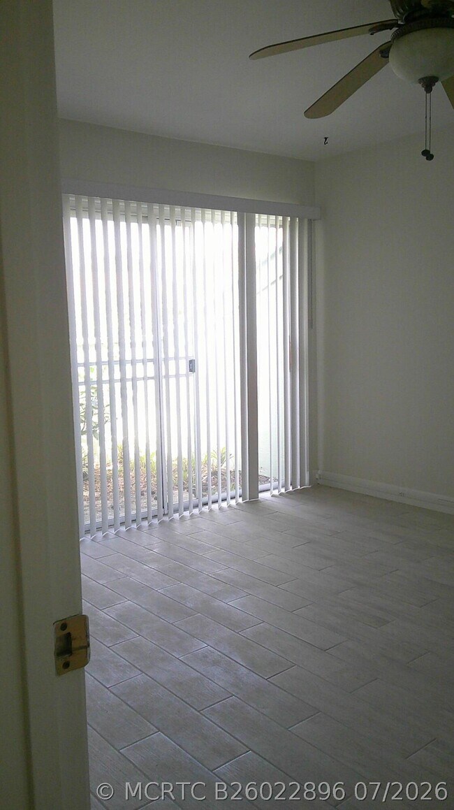 Building Photo - 1350 SE La Haven Ct
