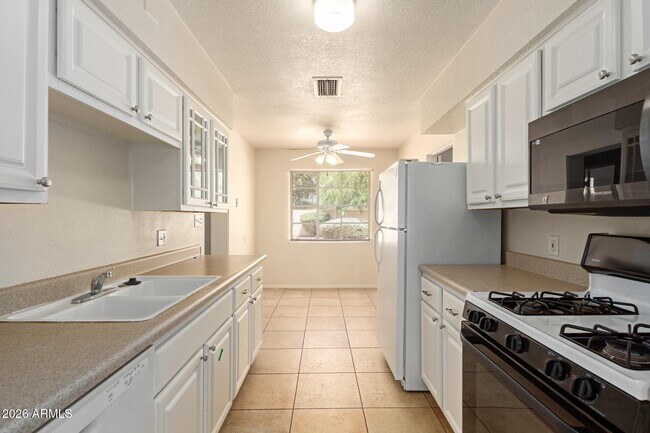 Building Photo - 550 W 19th St