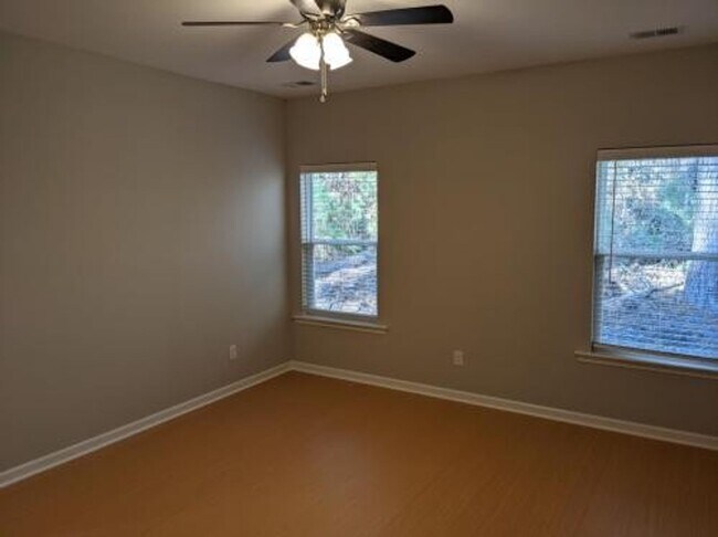 Building Photo - Beautiful 3 Bedroom Home