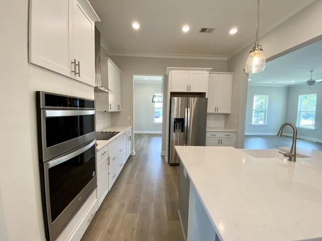 Building Photo - Luxury Living in Hampton Lake!